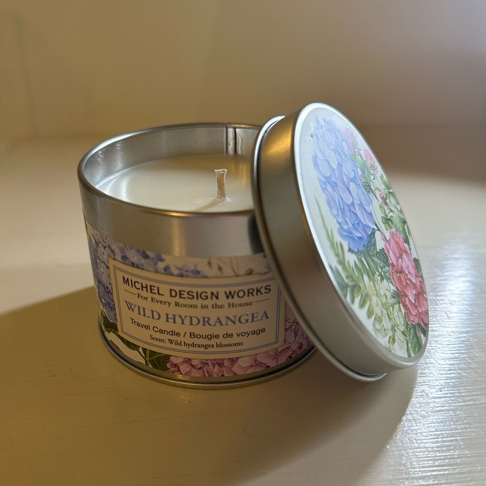 wild hydrangea 5.5oz candle - michel design works!